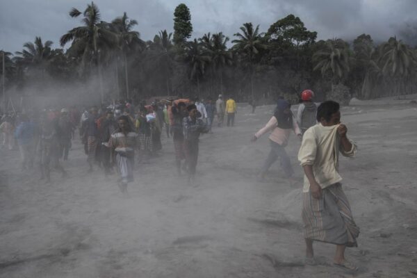 民众质疑无预警 印尼当局：火山喷发与豪雨有关