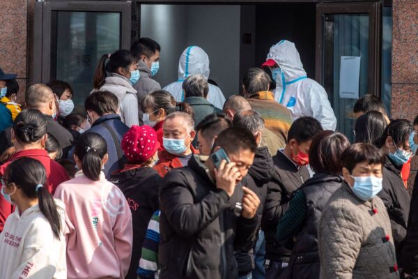 2021年12月7日，浙江宁波民众排队做核酸检测。（STR/AFP via Getty Images）
