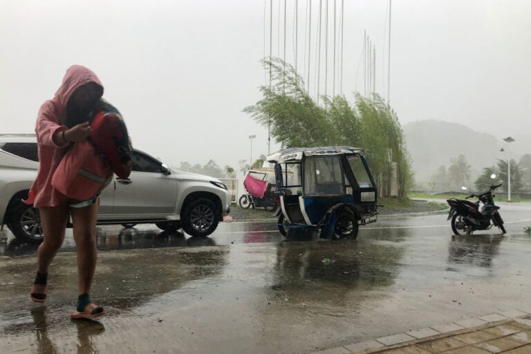 雷伊恐升級超級強颱 時速260公里登陸菲律賓