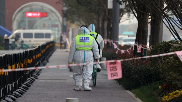 西安封城首日 民眾雪中排隊檢測 國內航班全停