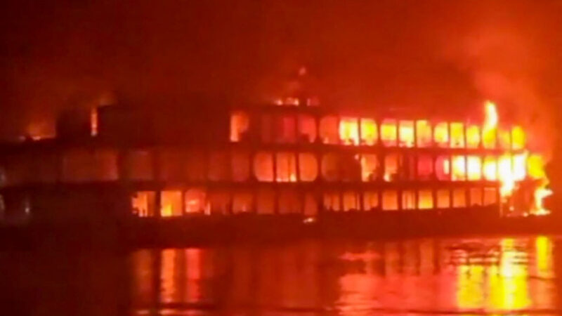 孟加拉三层渡轮起火 37死百人伤