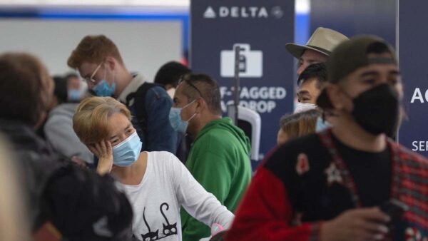 Omicron蔓延 美国再有数百假日航班被取消