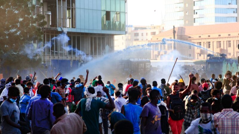 苏丹万人示威 军方封桥断网催泪瓦斯驱离