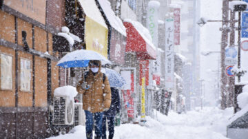 强烈寒流来袭 京都再现雪金阁 东京12月罕见零下低温