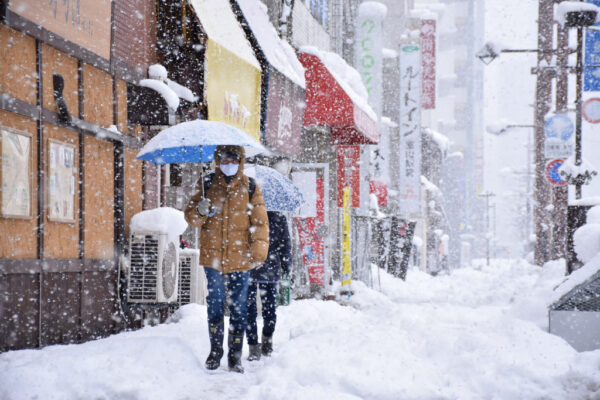 强烈寒流来袭 京都再现雪金阁 东京12月罕见零下低温