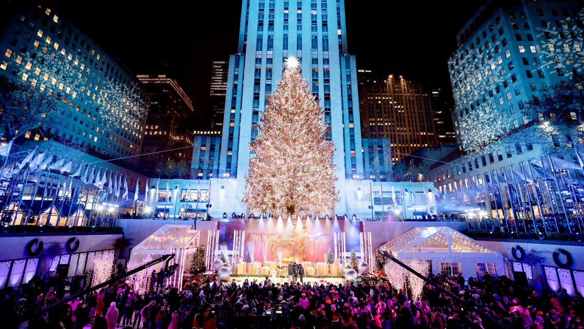 纽约洛克菲勒圣诞树点亮 游客慕名而来 圣诞点灯 新唐人电视台