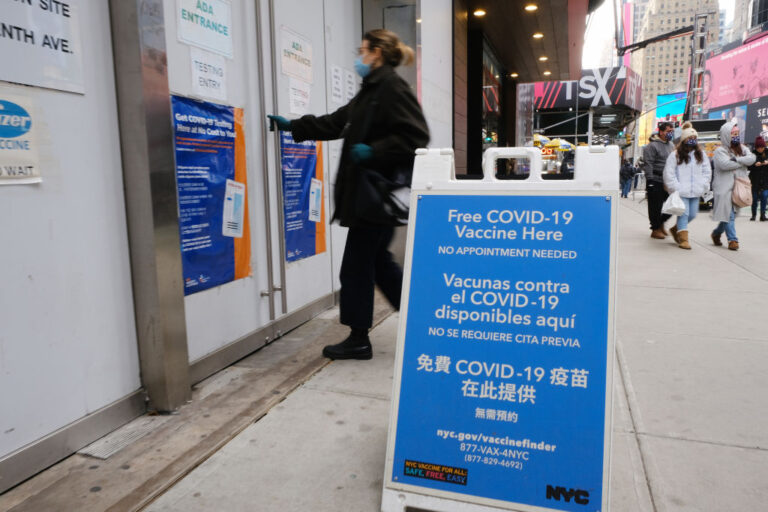 紐約市週一迎第一場雪 民眾寄望疫情結束