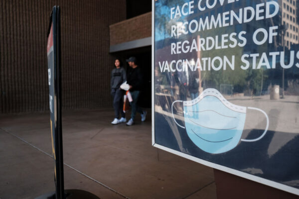 美联邦参议员确诊 官员敦促民众打追加疫苗、戴口罩