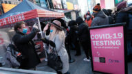節日將至 紐約人排隊篩檢中共病毒