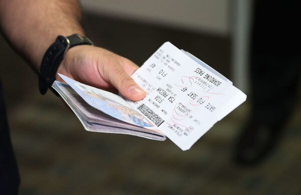 美国务院：海外美国公民可持过期护照回国