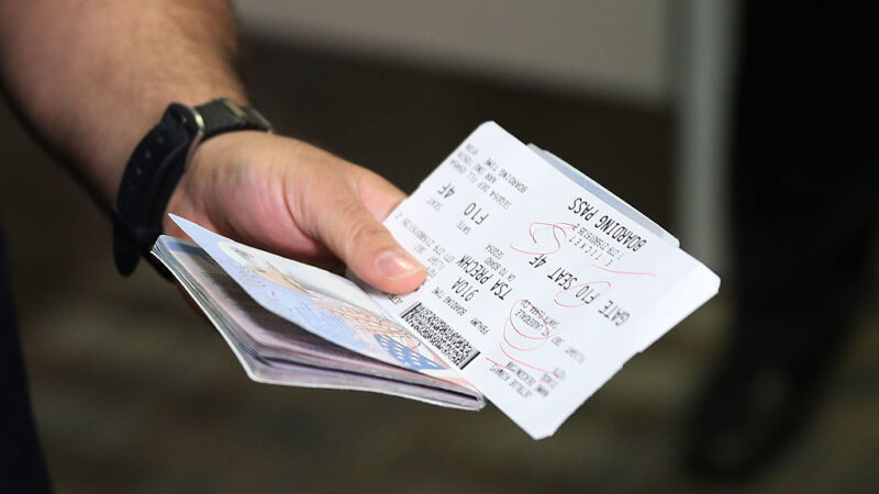 美國務院：海外美國公民可持過期護照回國