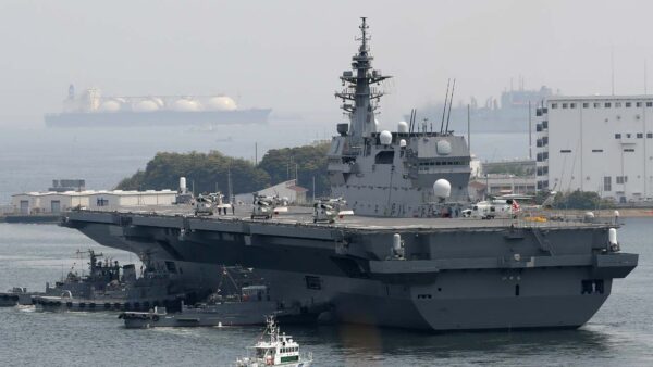 中共航母通過沖繩 日本出動準航母戒備