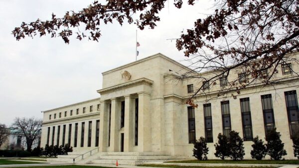 美联储将加快紧缩抗通胀 三大股指不跌反涨