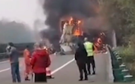 安徽池州两货车追尾起火 49吨快递包裹全烧光（视频）