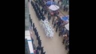 廣西現「文革式防疫」 民眾胸前掛大頭像遊街