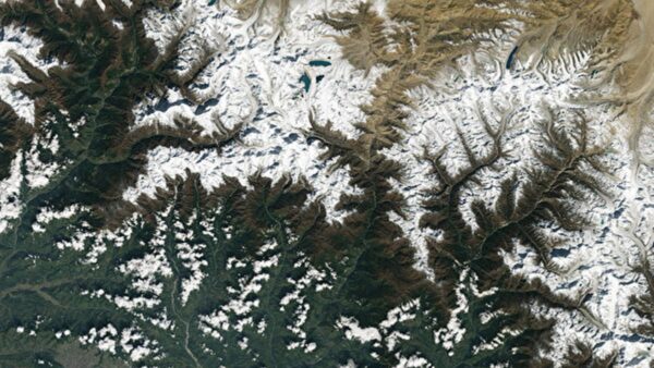 新研究：喜马拉雅冰川以“异常速度”融化