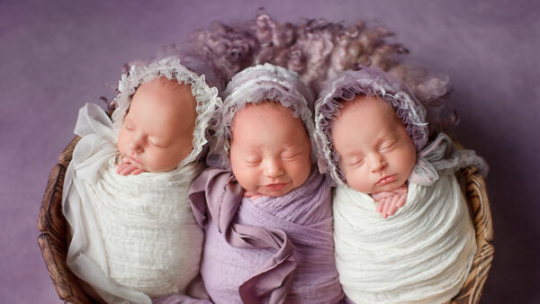 二亿分之一概率 罕见同卵三胞胎首迎圣诞节