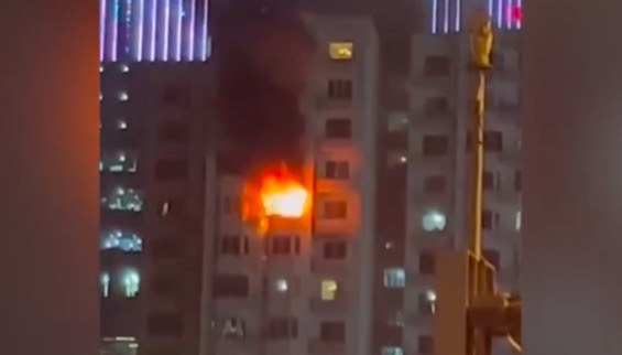 上海浦东高层居民楼起火 燃烧一小时（视频）