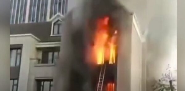 上海青浦一別墅起火致4死 大火燃燒近一小時（視頻）