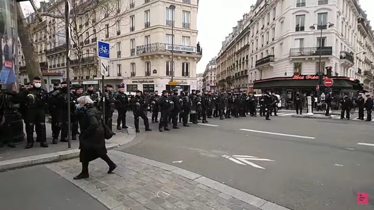 法國染疫重症病患連5天下滑 民眾上街抗議疫苗通行證