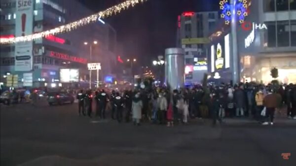 土耳其庆跨年灯饰妆点安卡拉 人潮涌入市中心