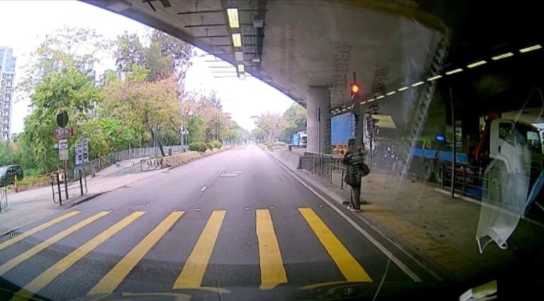 香港元朗4車相撞 休旅車被撞成廢鐵釀3傷(視頻)