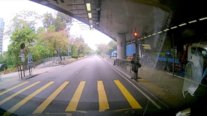 香港元朗4车相撞 休旅车被撞成废铁酿3伤(视频)