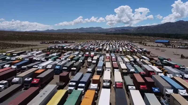 漫长等待采检 逾三千辆卡车滞留智利边境