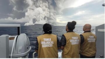 海底火山噴發 逾萬公裡遠掀巨浪 祕魯2死民宅被淹