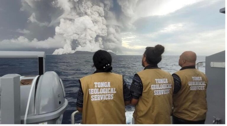 海底火山噴發 逾萬公里遠掀巨浪 祕魯2死民宅被淹