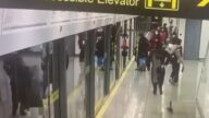 上海女乘客被地铁门夹住 列车卷走惨死（视频）