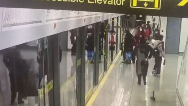上海女乘客被地鐵門夾住 列車捲走慘死（視頻）