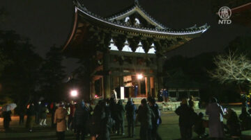 除夕敲钟辞旧迎新 东大寺夜迎新年参拜客