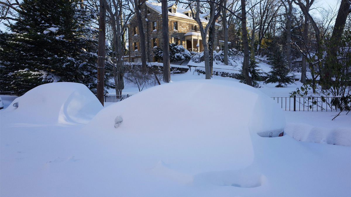 2016年1月24日,在華盛頓特區西北部的一條住宅街道上,汽車被雪覆蓋。(MANDEL NGAN/AFP via Getty Images)