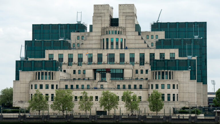 中共党媒发恶搞視頻 英情報局長謝免費宣傳