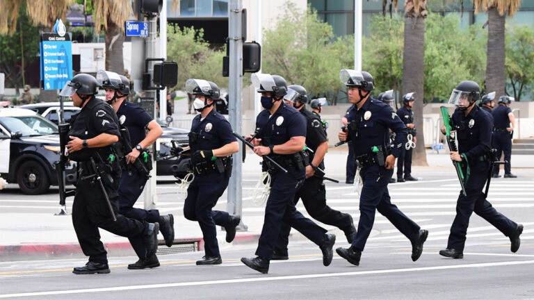 千鈞一髮 洛杉磯警官拖出失事飛行員