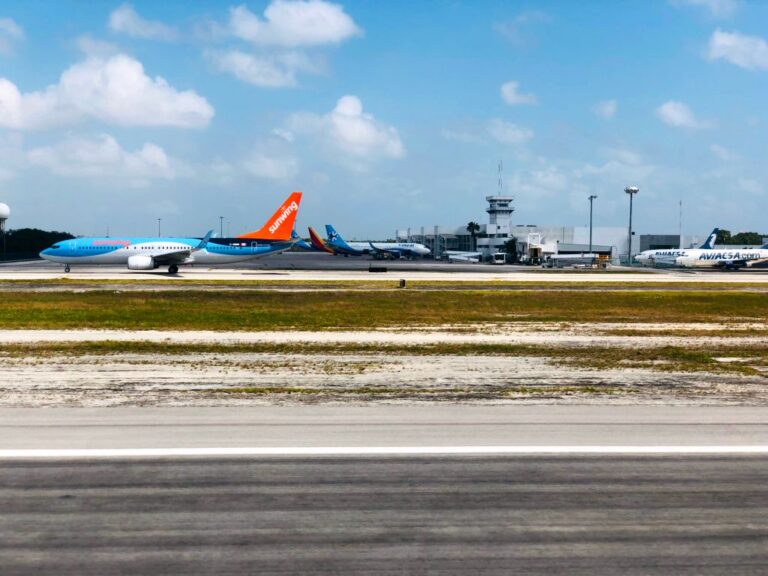 加拿大旅客包機開派對 未戴口罩航空業拒載回國