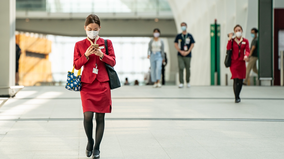 近日,中國國際航空公司一名28歲空姐跳樓自殺的消息,引發輿論關注。圖為2020年10月21日,香港機場一名空姐在行走。(Anthony Kwan/Getty Images)