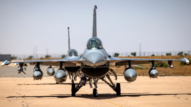 台海局勢緊張！國軍F-16V「大象漫步」秀戰力