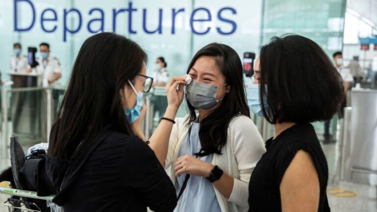 香港出現信心危機 不少港人的目標是掙錢移民