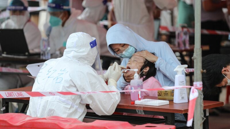 2岁幼女等核酸检测中离世 新疆妈妈控医院见死不救