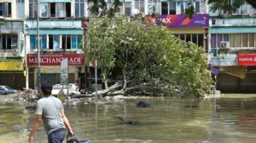 马来西亚洪水氾滥加剧 约50死逾12.5万人撤离家园