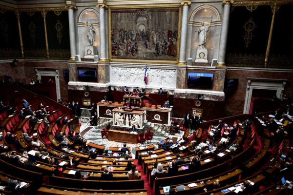 拟立法要求疫苗接种证明 法国数十议员遭威胁