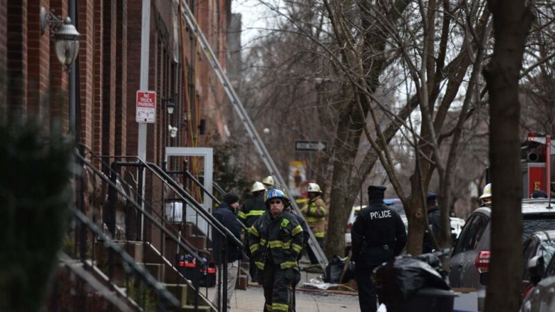 费城排屋恶火夺12命 疑5岁童玩打火机点燃耶诞树