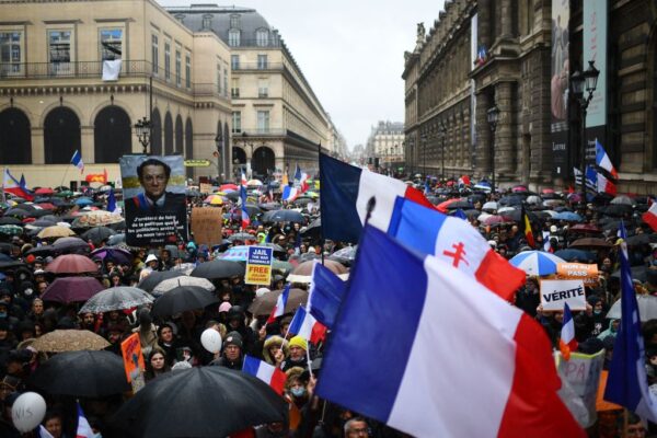 强推新法抗疫 法国各地逾十万人上街抗议