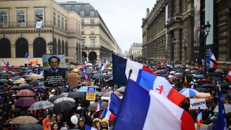 强推新法抗疫 法国各地逾十万人上街抗议