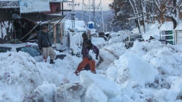 巴基斯坦千輛車被困大雪 22遊客命喪低溫