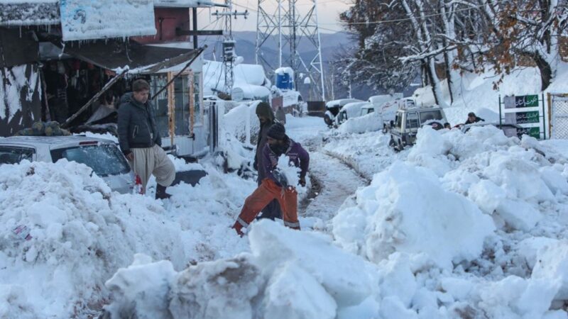 巴基斯坦千辆车被困大雪 22游客命丧低温