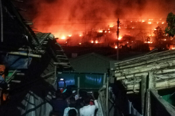 罗兴亚难民营大火 烧毁约1200间栖身所