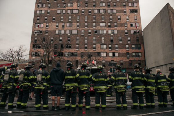 纽约大型公寓惊传大火 已知19死32人命危